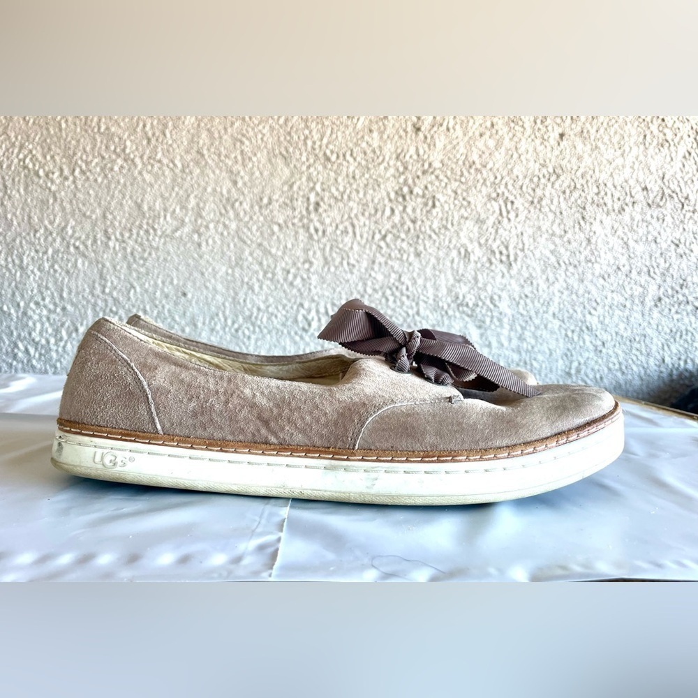 UGG‎ Carilyn Suede Leather Ribbon Lace Up Sneaker Size 10